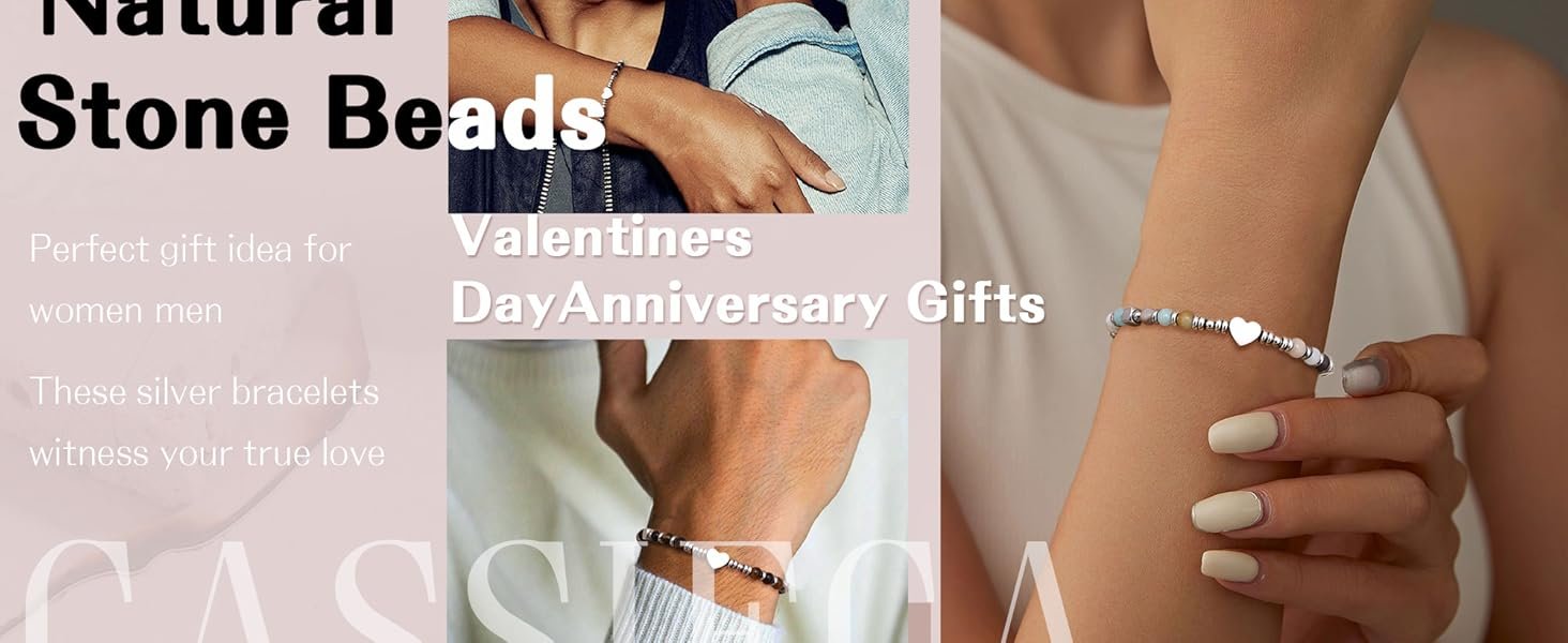 un homme portant un bracelet avec une breloque en forme de cœur dessus.