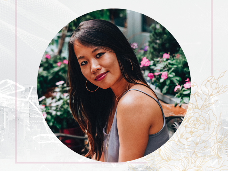 Portrait extérieur avec fond floral et éléments de cadre blancs décoratifs sur les bords.