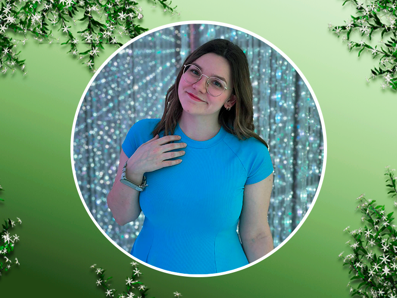 Séquence de photos en extérieur montrant une personne en chemise bleue démontrant l'utilisation du produit sur un fond vert naturel avec du feuillage.