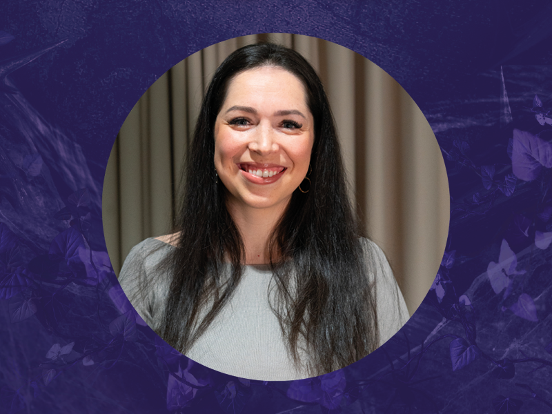 Image de profil circulaire sur fond violet avec des effets de motifs cosmiques ou mystiques.