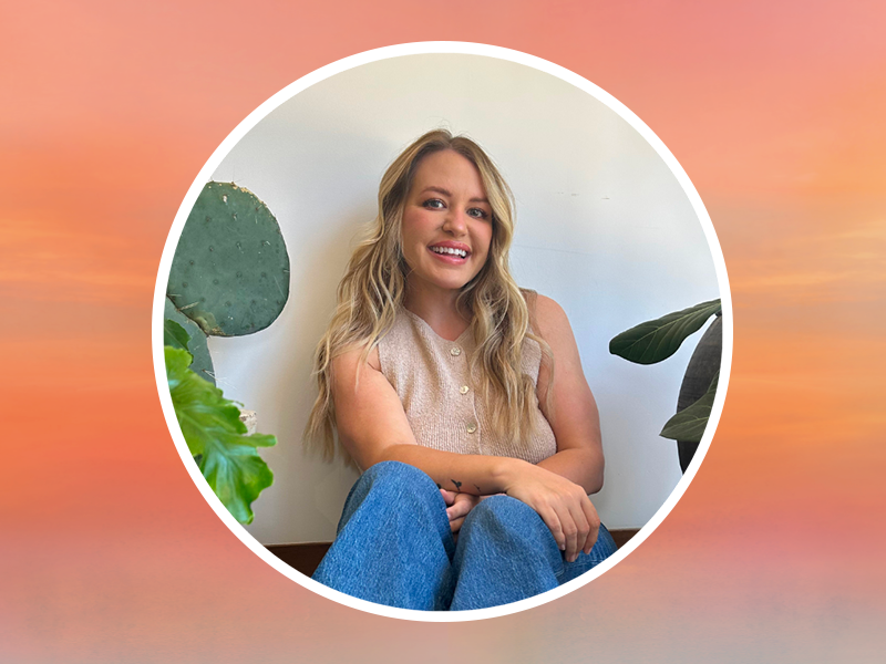 Image marketing de style de vie avec superposition de cadre circulaire sur fond dégradé coral-orange montrant un cadre intérieur décontracté.