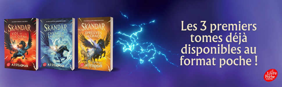 Le texte se lit comme suit : « Les 3 premiers tomes de la chronique du bout du monde format poche ! ». Images de couverture de livre disposées horizontalement montrant des œuvres d'art de style fantastique.