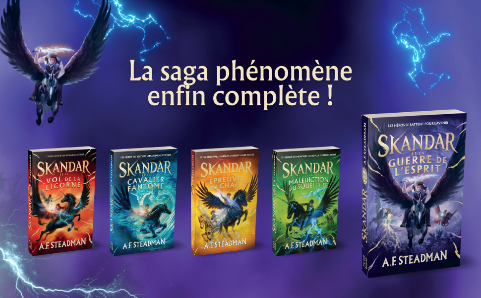 Le texte se lit comme suit : « La saga phénomène enfin complète ! ». Présentoir de séries de livres présentant plusieurs couvertures de romans fantastiques dans des tons bleus et foncés avec des effets de lumière spectaculaires.