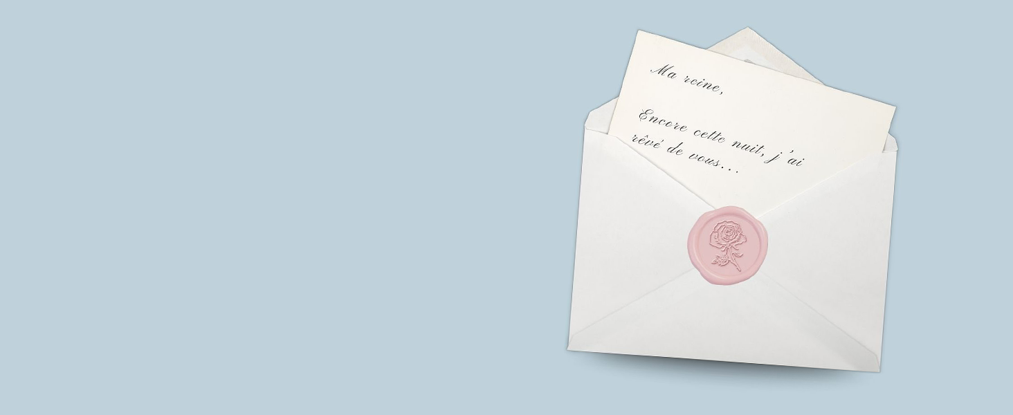 Enveloppe en papier blanc avec cachet en cire rouge présentée sous différents angles, illustrant la méthode traditionnelle de scellage des lettres.